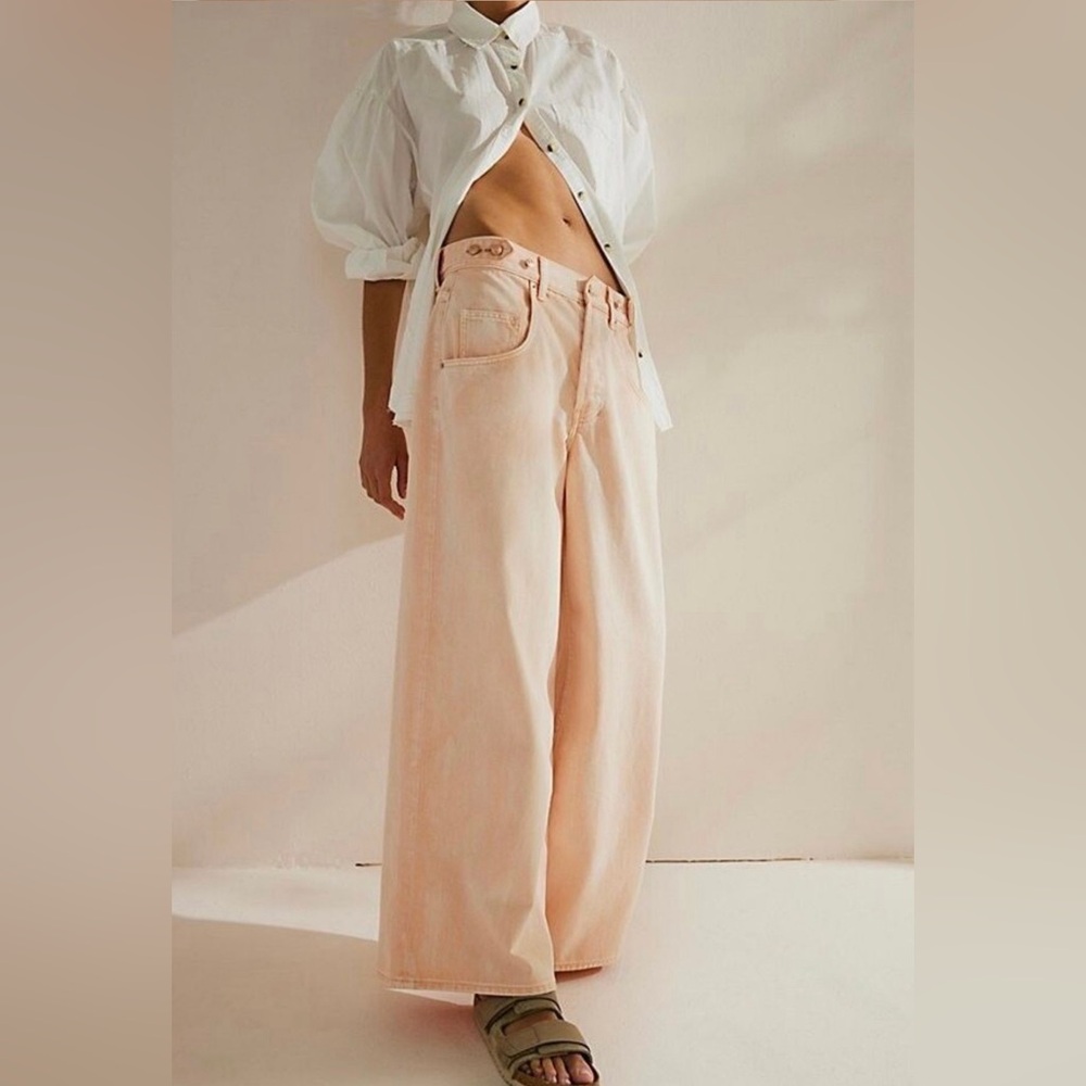 Free People We The Free Electric Feels Dropped Wide-Leg Jeans NWT Size 30 Peach